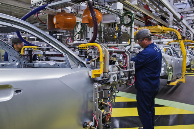 Imagen de un operario en una planta de fabricación de automóviles