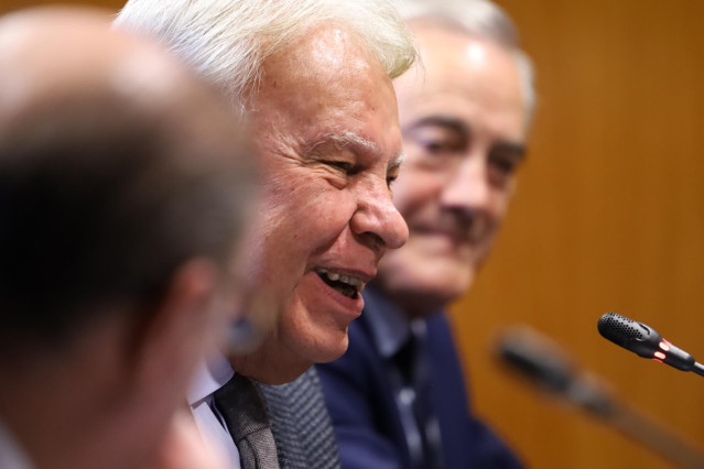 El expresidente Felipe González durante la presentación del informe 'Jóvenes, Internet y democracia', un evento organizado por la Fundación Manuel Giménez Abad y la Fundación Felipe González, en el Palacio de La Aljafería de Zaragoza/ Aragón (España), a 2