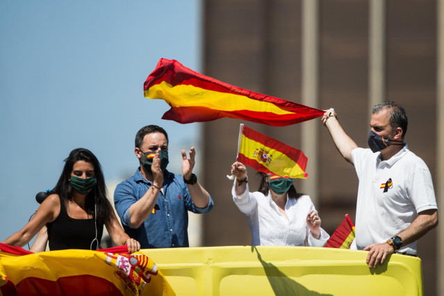 (I-D) La portavoz de Vox en la Asamblea de Madrid, Rocío Monasterio, el presidente de Vox, Santiago Abascal, la secretaria general de Vox en el Congreso, Macarena Olona, y el secretario general de Vox, Javier Ortega Smith.