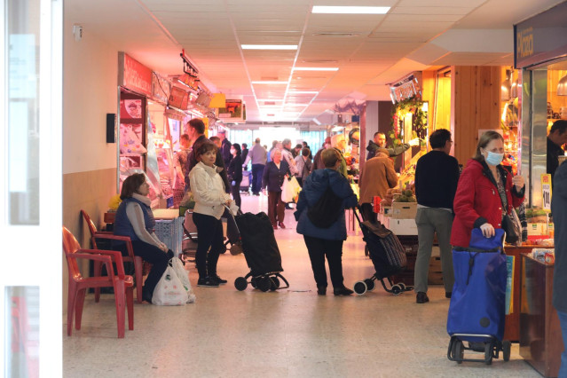 Gran afluencia de personas en un mercado de Moratalaz