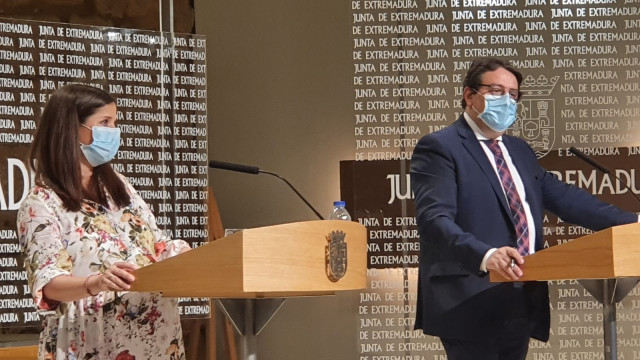 Isabel Gil Rosiña y José María Vergeles en la rueda posterior al Consejo de Gobierno.