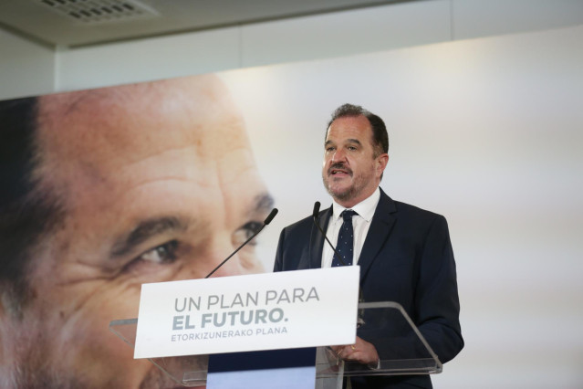 El candidato a lehendakari por la coalición Partido Popular y Ciudadanos, Carlos Iturgaiz, valora los resultados obtenidos por su formación durante la noche electoral del 12J en la sede del partido