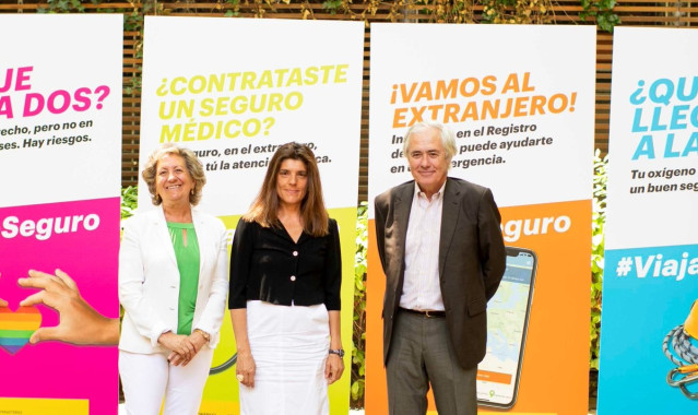 Presentación de la edición de 2019 de la campaña Viaja Seguro, con la presidenta de Unespa, Pilar González de Frutos; la subsecretaria de Exteriores, Ángeles Moreno Bau, y el presidente de la Federación Madrileña de Montañismo (FMM), José Luis Rubayo.
