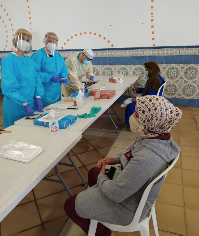 Dispositivo de pruebas de Covid a las temporeras marroquíes en Palos de la Frontera (Huelva).