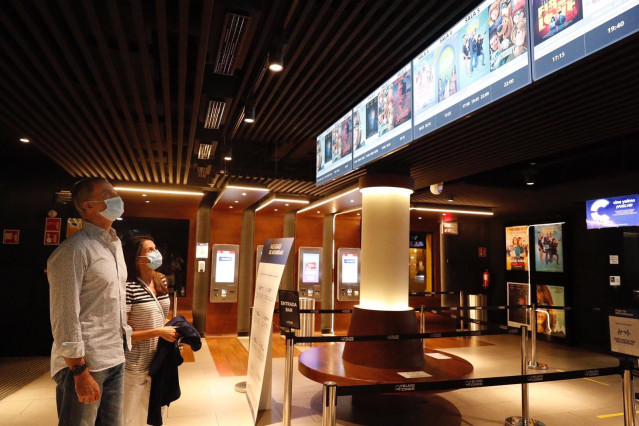 Los Reyes acuden este sábado por la noche a un cine de Madrid 