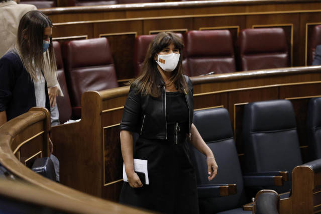 La Portavoz del Grupo Junts per Catalunya en el Congreso de los Diputados, Laura Borràs (d), sale del hemiciclo junto a la diputada de su formación Miriam Nogueras (i), para comparecer en el Patio del Congreso durante una sesión plenaria en la que además