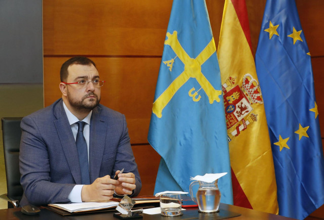 El presidente del Principado de Asturias, Adrián Barbón, en su despacho.