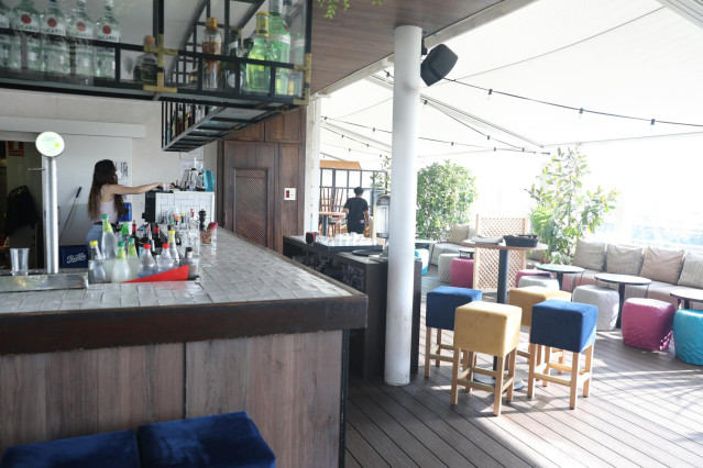 Una trabajadora en el bar de la terraza del hotel NH Collection Suecia