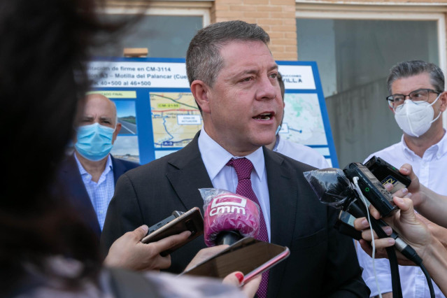 El presidente de C-LM, Emiliano García-Page, atiende a los medios en Motilla del Palancar.