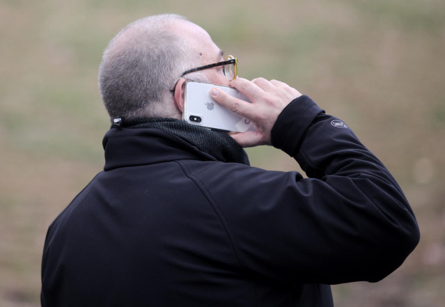 Un hombre habla a través de su teléfono móvil en uno de los días de noviembre en los que se recogieron datos para el estudio del Instituto Nacional de Estadística (INE) sobre la movilidad de los ciudadanos