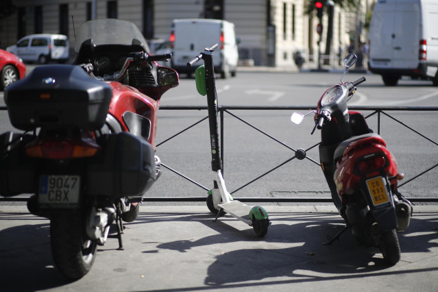 Motos aparcadas en una calle de Madrid.