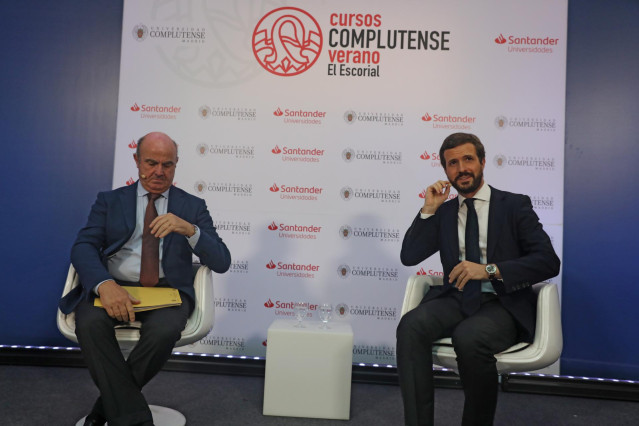 El vicepresidente del Banco Central Europeo y exministro de Economía, Luis de Guindos (i), y el presidente del PP, Pablo Casado (d) antes de participar en la conferencia 'La respuesta europea frente a la crisis'