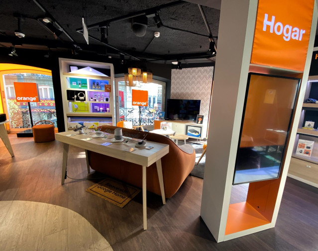 Interior de una tienda de la compañía telefónica Orange.