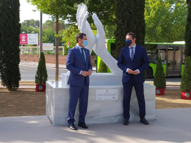 Juanma Moreno y José María Bellido ante el monumento que han inaugurado en Córdoba.