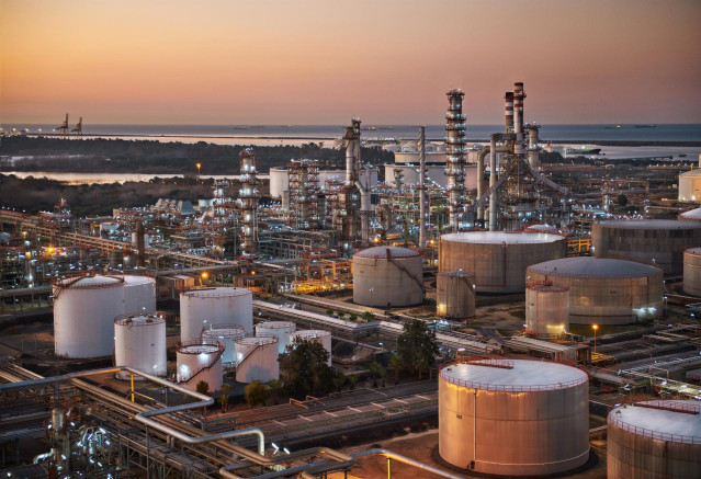 Imagen al atardecer de Cepsa Refinería La Rábida.