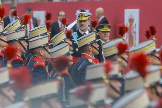 El Rey Felipe VI, frente a militares participantes en el desfile del Día de la Fiesta Nacional de 2019