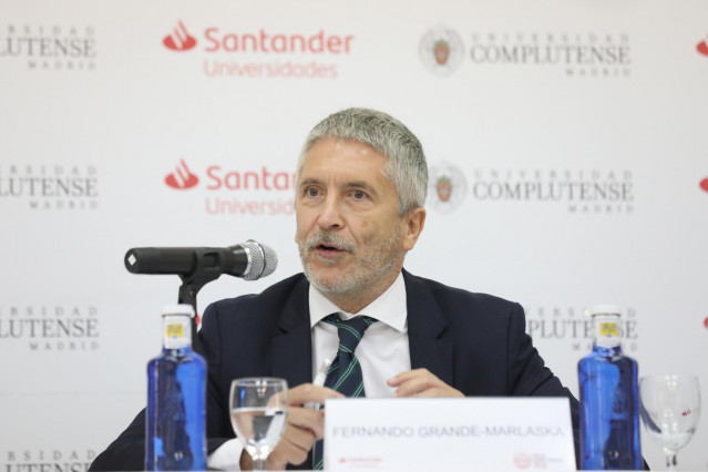 El ministro del Interior, Fernando Grande-Marlaska, participa en la ponencia 'El yihadismo global en transición' durante la inauguración de la XXXIII Edición de los Cursos de Verano en San Lorenzo de El Escorial, Madrid (España), a 20 de julio de 2020.