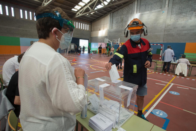 Un trabajador de Alcoa ataviado con el uniforme de la fábrica vota en las elecciones autonómicas de Galicia en el Pabellón Os Castros de la población de Burela, en la comarca de A Mariña, Lugo, Galicia (España), a 12 de julio de 2020. El pasado 5 de julio