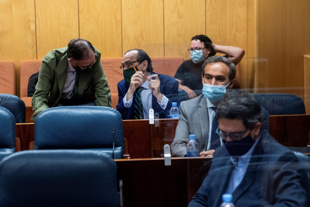 El diputado por Vox, José Ignacio Arlas Moreno (c) durante la sesión constitutiva de la Comisión de Investigación sobre la situación provocada por la covid-19 en los centros residenciales de personas mayores celebrada en la Asamblea de Madrid este lunes,