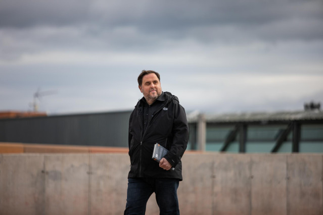 El líder de ERC, Oriol Junqueras, condenado a 13 años de cárcel por sedición y malversación por el 'procés', camina para salir del centro penitenciario Lledoners, en Sant Joan de Vilatorrada (Barcelona, Cataluña, España), a 3 de marzo de 2020.
