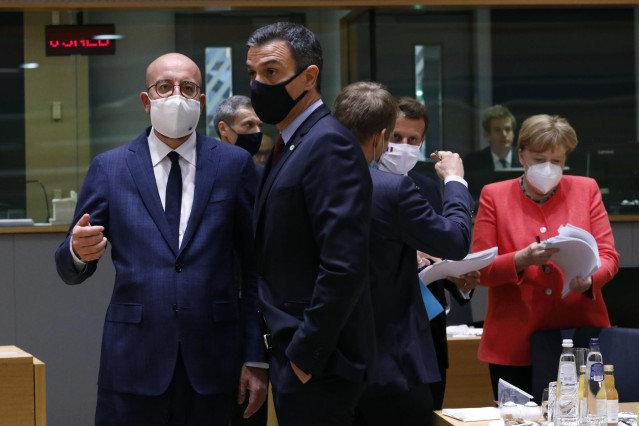 De izq. A dcha.: el presidente del Consejo europeo, Charles Michel; el presidente de España, Pedro Sánchez; el presidente francés, Emmanuel Macron; y la canciller alemana, Angela Merkel.