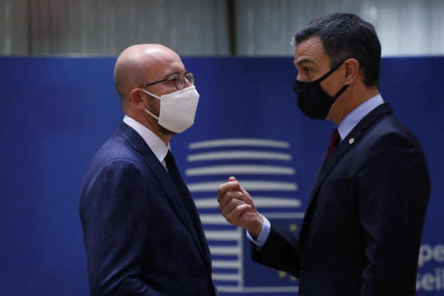 HANDOUT - 20 July 2020, Belgium, Brussels: European Council President Charles Michel (L) talks with Spanish Prime Minister Pedro Sanchez during the fourth day of the European Council special summit, held to discuss a shared economic recovery plan. Photo: