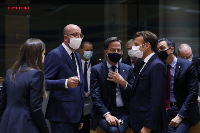 HANDOUT - 20 July 2020, Belgium, Brussels: (L-R) Finland's Prime Minister Sanna Marin, European Council President Charles Michel,  Dutch Prime Minister Mark Rutte, French President Emmanuel Macron and Spanish Prime Minister Pedro Sanchez talk during the f