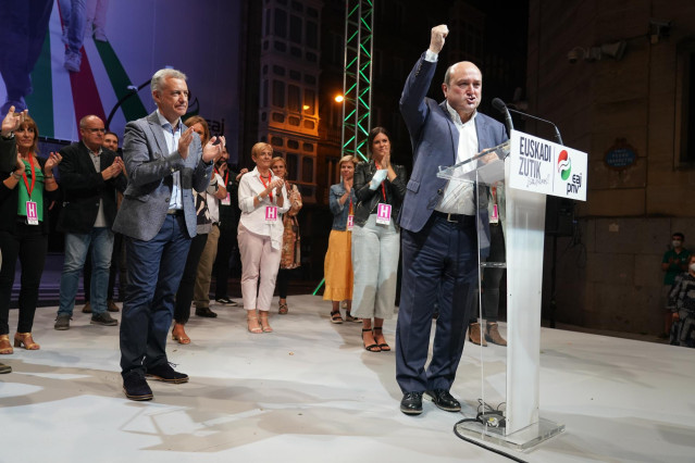 El lehendakari y candidato a la reelección por el PNV, Iñigo Urkullu, aplaude al presidente del EBB del PNV, Andoni Ortuzar, durante su intervención tras conocer la victoria de la formación en las elecciones vascas en Bilbao, a 12 de julio de 2020.