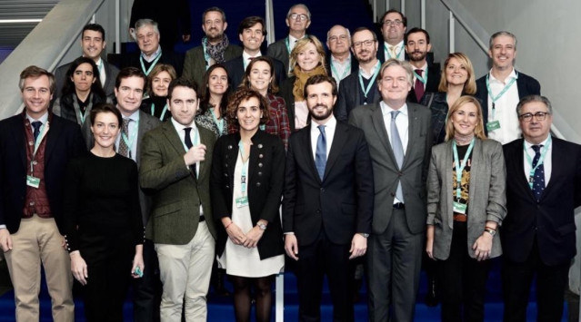El líder del PP, Pablo Casado, rodeado de la delegación del PP que participó en el congreso del PPE en Croacia: Juan Ignacio Zoido, Ana Beltrán, Antonio López-Istúriz, Teodoro García Egea, Rosa Estarás, Pablo Hispán, Pablo Montesinos, Dolors Montserrat.