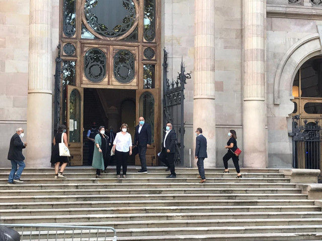 Los exmiembros de la Mesa del Parlament llegan al TSJC para ser juzgados por presunta desobediencia, en Barcelona, el 21 de julio de 2020.