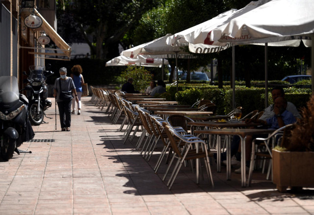 Varias personas disfrutan en una terraza, en Madrid (España).