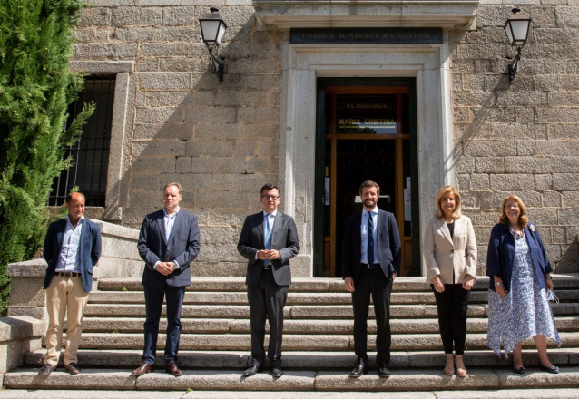 El líder del PP, Pablo Casado, con los exministros Román Escolano, Fátima Báñez y Elvira Rodríguez. Les acompaña también el economista Daniel Lacalle.