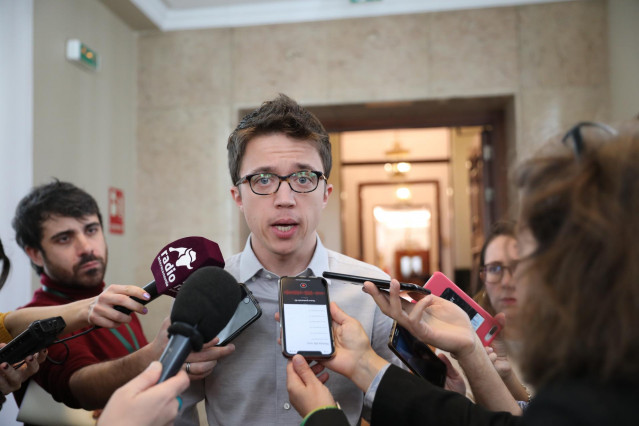 El diputado de Más País Íñigo Errejón ofrece declaraciones a los medios de comunicación en los pasillos del Congreso