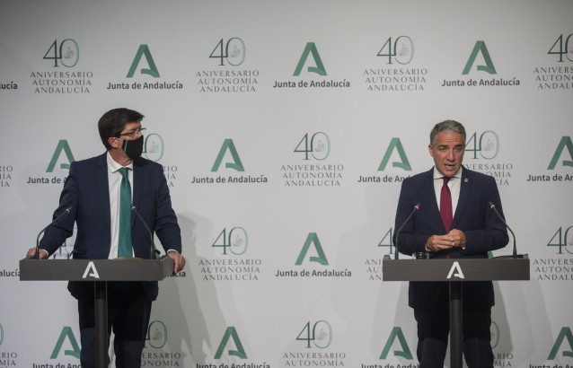El vicepresidente de la Junta de Andalucía, Juan Marín (i), junto al consejero de presidencia, Elías Bendodo (d), en la rueda de prensa posterior a la reunión del Consejo de Gobierno.