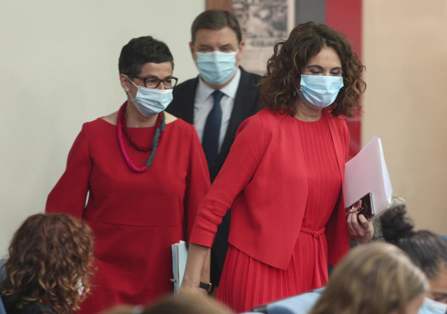 La ministra portavoz y de Hacienda, María Jesús Montero, la ministra de Asuntos Exteriores, Arantxa González Laya, y el ministro de Agricultura, Luis Planas, a su llegada a la rueda de prensa posterior al Consejo de Ministros. En Madrid, 21 julio 2020.