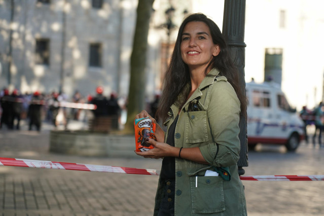 La portavoz de Vox en la Asamblea de Madrid, Rocío Monasterio, come una bolsa de Conguitos durante un acto electoral de Vox en Bilbao a 4 de julio de 2020