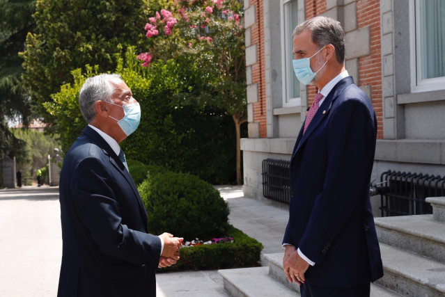 El presidente de Portugal, Marcelo Rebelo de Sousa, y el Rey Felipe VI, recibiéndole en el Palacio de la Zarzuela, en Madrid, el 21 de julio de 2020.