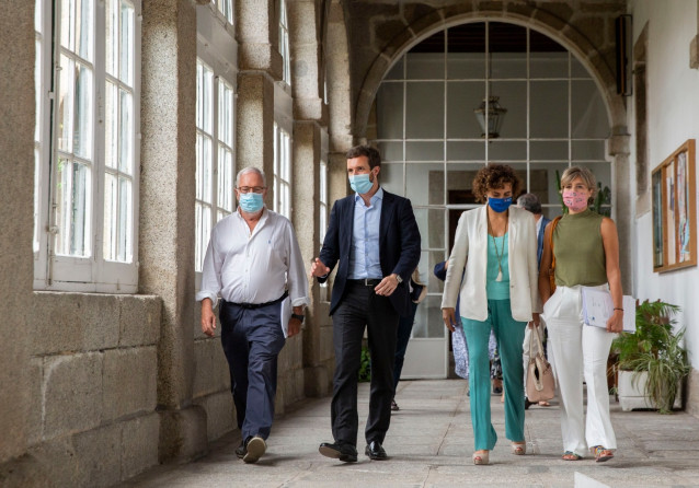 El presidente del PP,  Pablo Casado, junto a los exministros Miguel Arias Cañete, Isabel García Tejerina y Dolors Montserrat. En San Lorenzo de El Escorial (Madrid), a 21 de julio de 2020.