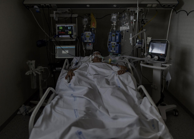 Situación de un paciente ingresado en la Unidad de Cuidados Intensivos del Hospital Infanta Sofía en San Sebastián de los Reyes (Madrid). En San Sebastián de los Reyes, Madrid, (España), a 28 de abril de 2020.