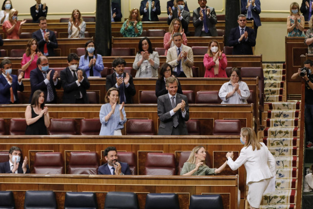 Los diputados del PP aplauden a a vicepresidenta segunda del Congreso y diputada del PP, Ana Pastor -que estrecha la mano de Cayetana Álvarez de Toledo- tras su intervención en una sesión plenaria en el Congreso de los Diputados, en Madrid (España), a 21