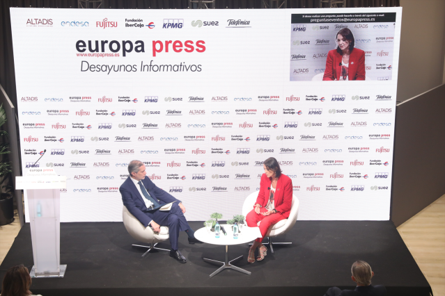 La ministra de Industria, Comercio y Turismo, Reyes Maroto, en una entrevista con el director de Europa Press, Javier García Vila, durante un Desayuno Informativo Europa Press celebrado en Espacio Villanueva, Madrid (España), a 22 de julio de 2020.