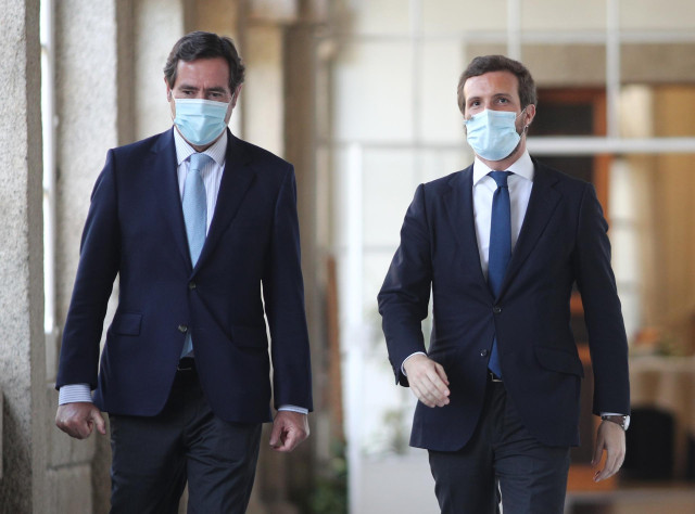 (I-D) El presidente de la CEOE, Antonio Garamendi y el presidente del Partido Popular, Pablo Casado, durante la tercera jornada de la XXXIII Edición de los Cursos de Verano en San Lorenzo de El Escorial, Madrid (España), a 22 de julio de 2020.