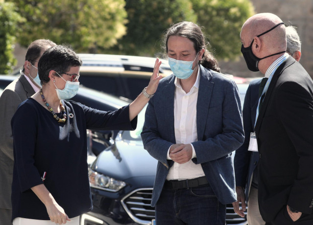 La ministra de Asuntos Exteriores y Cooperación, Arancha González Laya, saluda al vicepresidente segundo del Gobierno, Pablo Iglesias,  antes de intervenir ambos en los Cursos de Verano en San Lorenzo de El Escorial, Madrid (España).
