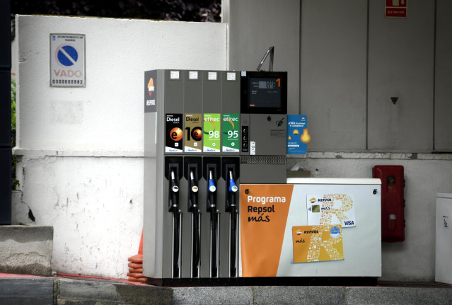 Surtidores de gasolina en una gasolinera el día en el que se ha publicado que el Índice de Precios de Consumo (IPC) recortó en abril siete décimas su tasa interanual, hasta el -0,7%. El organismo estadístico ha atribuido la disminución de la tasa interanu