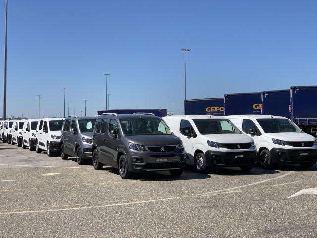Vehículos preparados para exportación en la planta del Grupo PSA en Vigo.