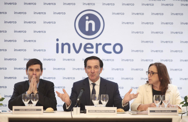 (I-D) El presidente de la Agrupación de Fondos de Pensiones, David Carrasco; el presidente de Inverco, Ángel Martínez-Aldamam y la  presidenta de la Agrupación de Instituciones de Inversión Colectiva, Rocío Eguiraun durante la presentación de las previsio