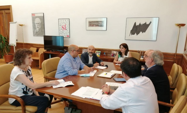 Reunión de la Comisión de Seguimiento del acuerdo de investidura suscrito entre el PSOE y el BNG. En el centro, el diputado nacionalista gallego, Néstor Rego, y la vicesecretaria general y portavoz parlamentaria del PSOE, Adriana Lastra.