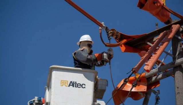 Trabajador en un tendido eléctrico
