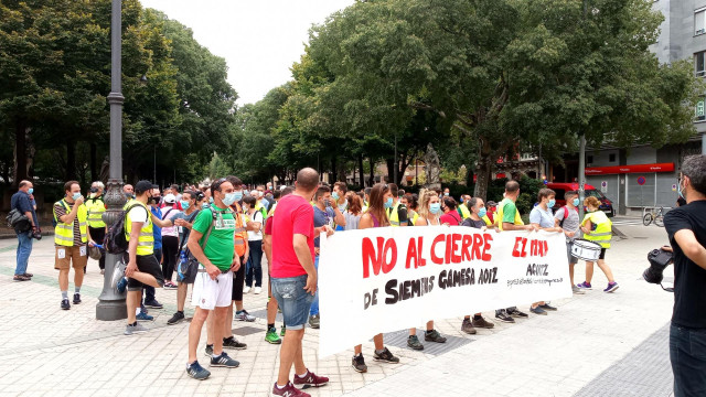 Concentración de los trabajadores de Siemens Gamesa Aoiz frente al Parlamento foral.