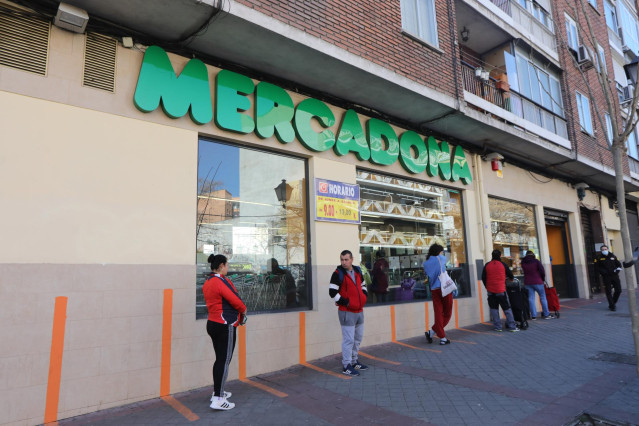 Varias personas esperan para poder entrar a comprar en un supermercado Mercadona de Madrid en plena crisis sanitaria por coronavirus .